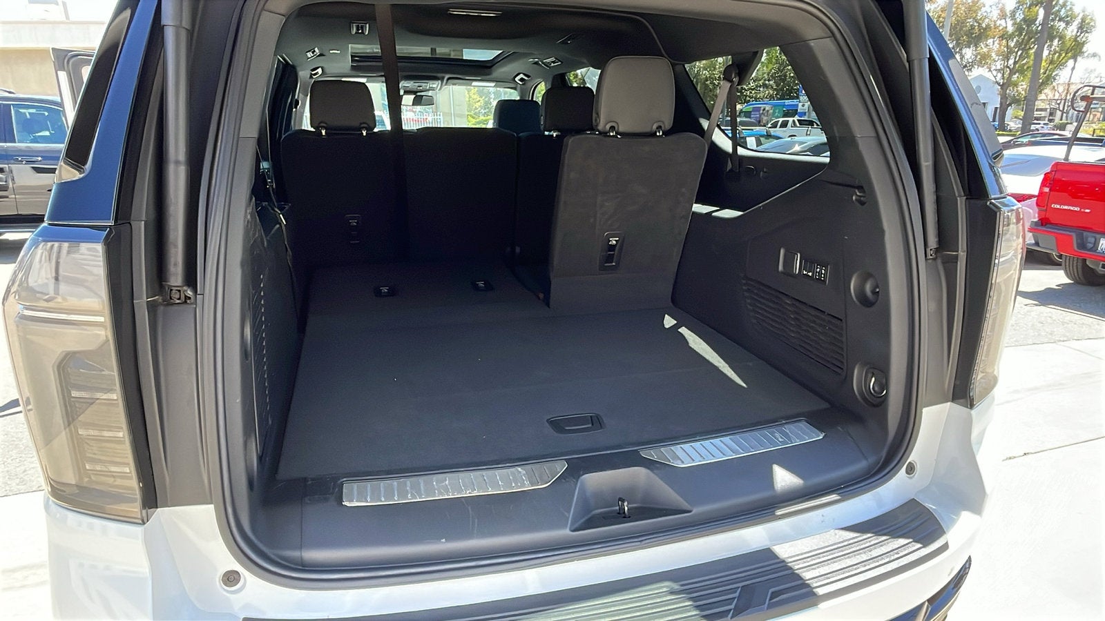 2025 Chevrolet Suburban RST