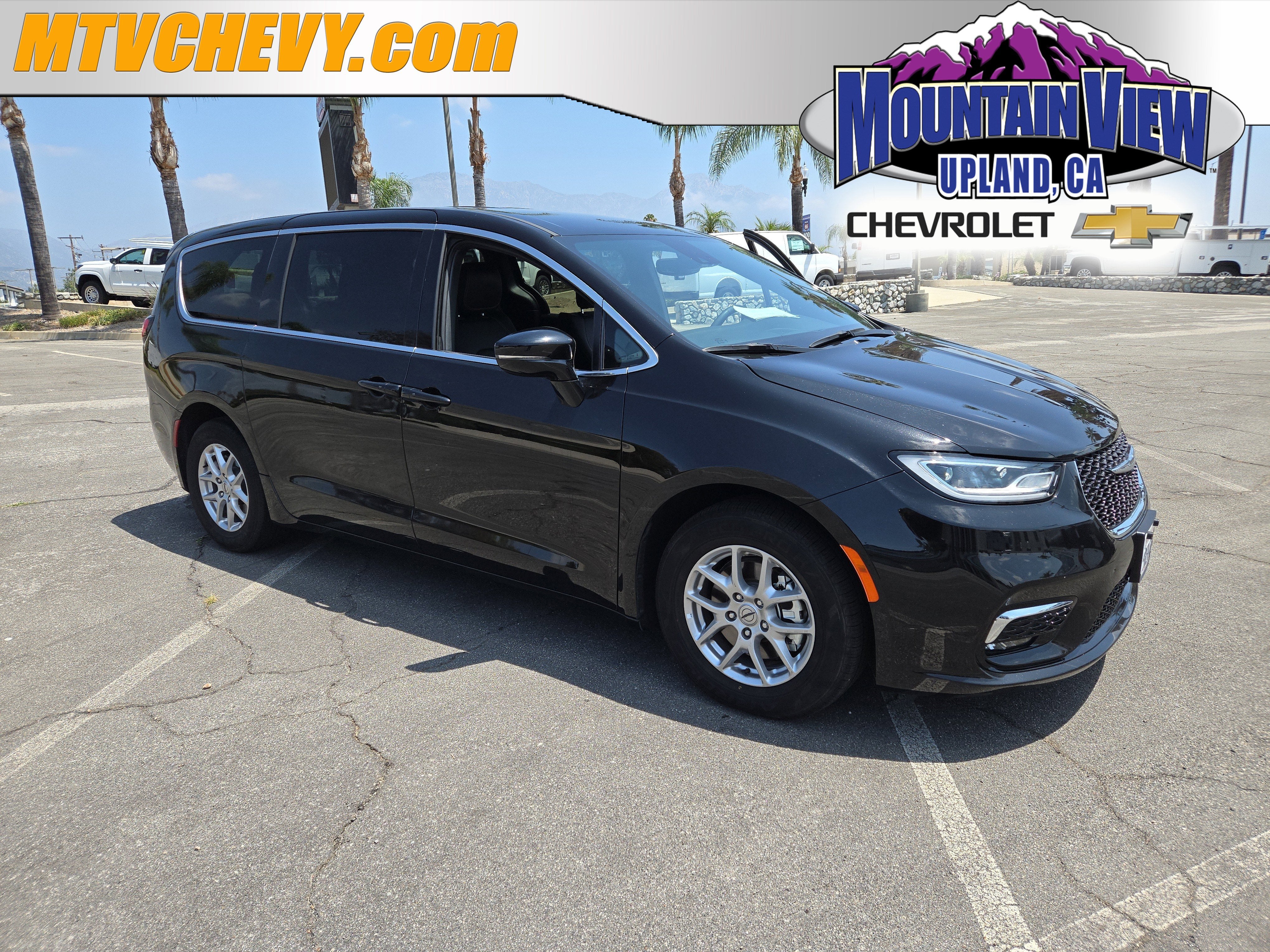2025 Chrysler Pacifica Select