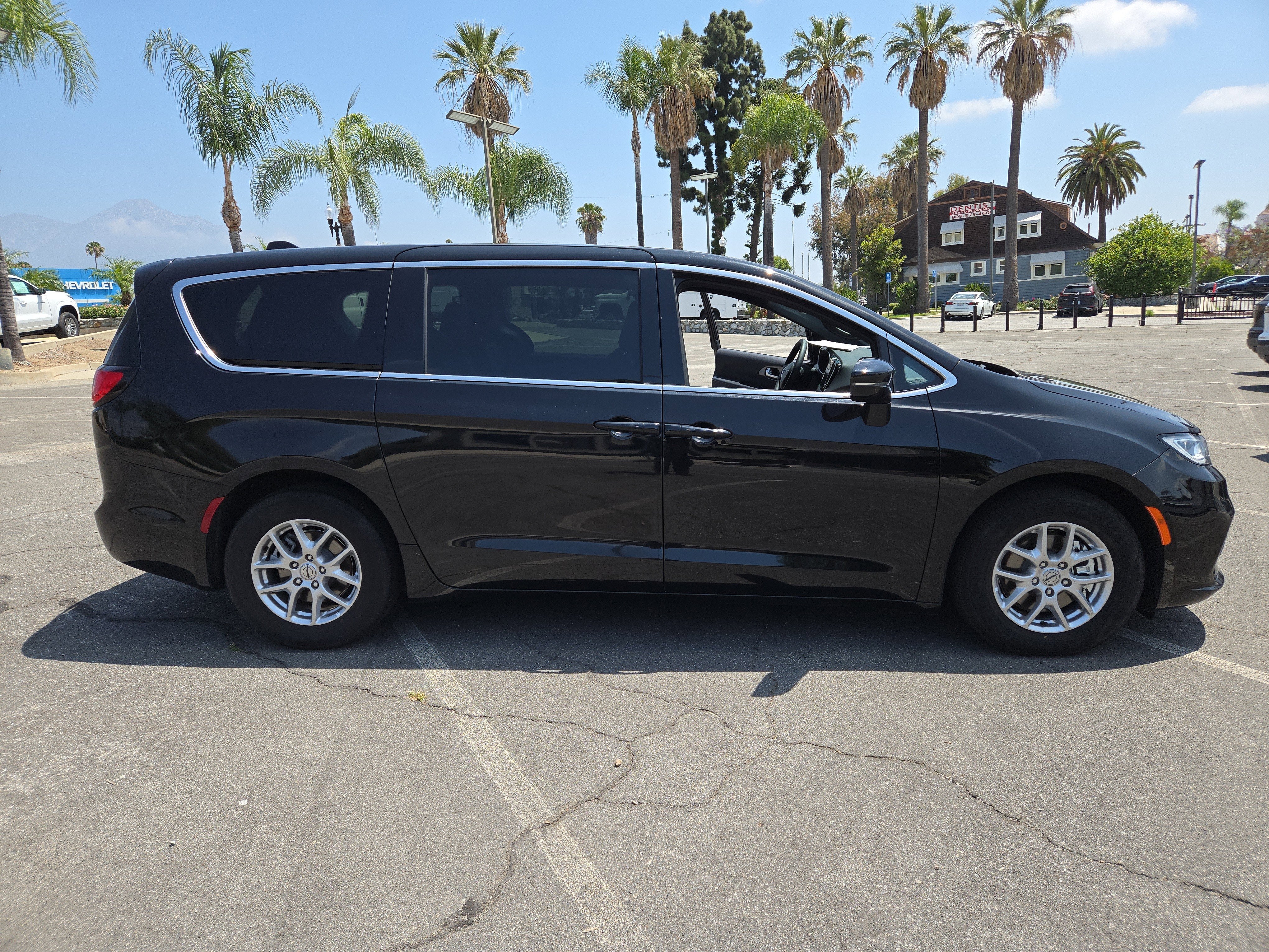 2025 Chrysler Pacifica Select