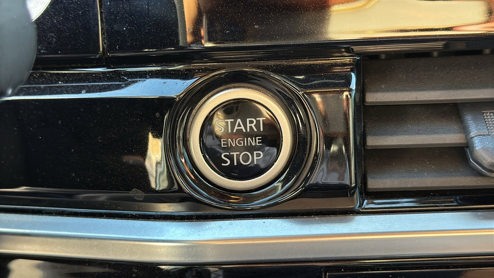 2024 Nissan Pathfinder SL FWD