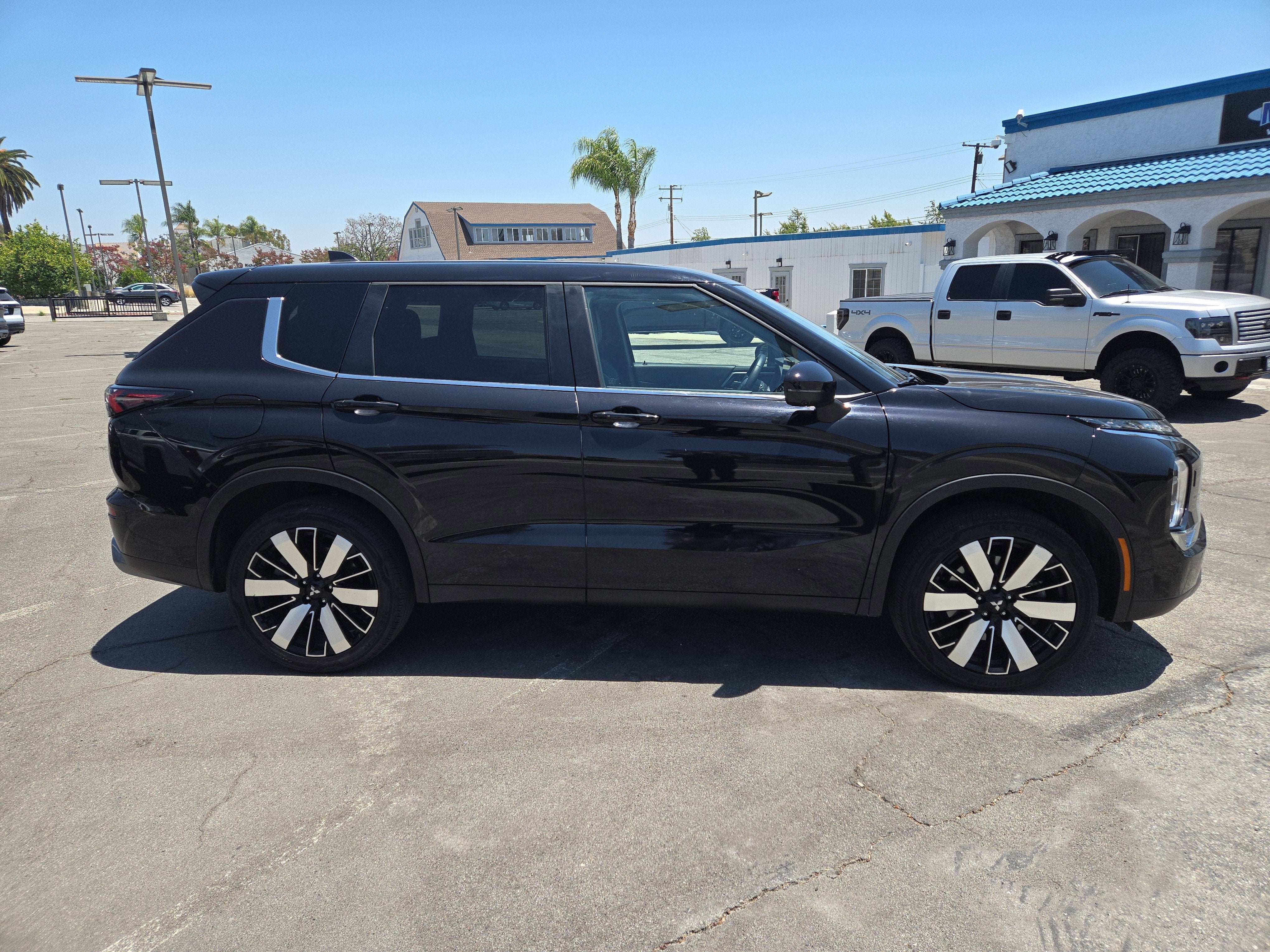 2025 Mitsubishi Outlander SE